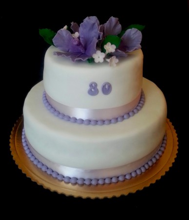 Poschodová torta s fialovými ibištekami